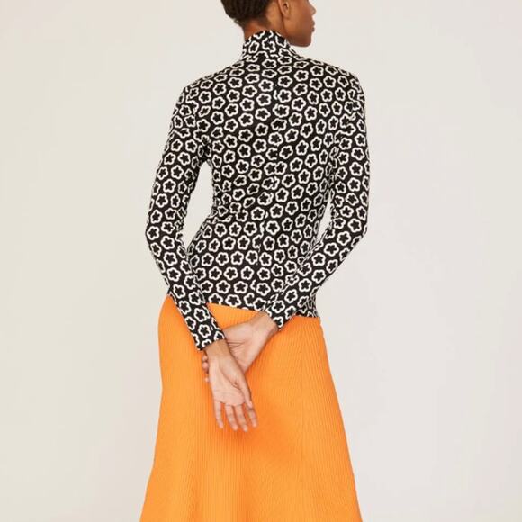 Tory Burch Black White Flower Top SIZE 8 Bodycon Long Sleeve Mockneck Silk $448 - Picture 3 of 13